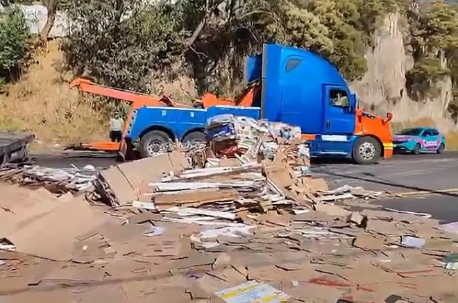 #Video: Vuelca tráiler con toneladas de pacas de cartón, en #Naucalpan