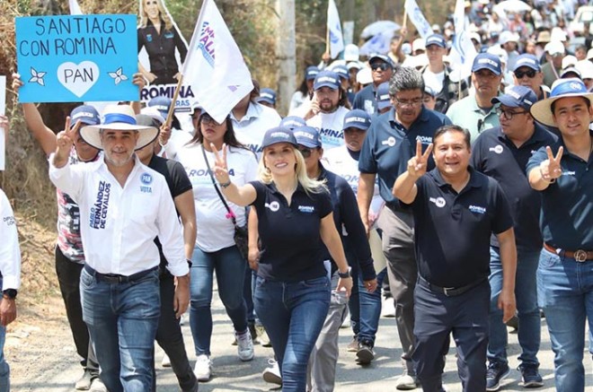 Romina Contreras, acompañada por el candidato a diputado local por el Distrito 17, Pablo Fernández de Cevallos, recorrió la comunidad de Santiago Yancuitlalpan.