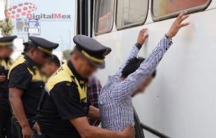 Usuarios de transporte público golpean a delincuentes en Ecatepec