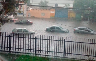 Lluvia arrastra autos y afecta a cuatro colonias, en Ecatepec