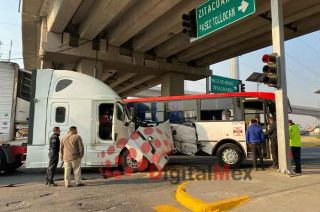 #Video: Chocan autobús y tráiler en Las Torres; hay varios heridos