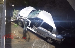 Cae auto de puente en la #Toluca-Palmillas