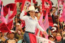 Alejandra del Moral cobijada por miles de vecinos del municipio de Jilotepec