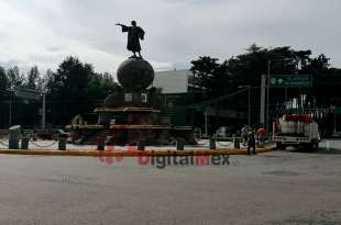 Colectivos anarquistas realizan pinta en monumento a Colón en Toluca