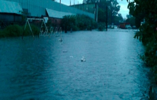 Intensa lluvia inunda zonas de Ecatepec; en Tlalne deja un muerto
