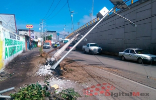 Autobús choca y se lleva cuatro postes en Toluca