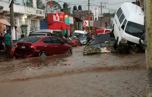 Brutal inundación en Chimalhuacán; arrastra autos e inunda casas