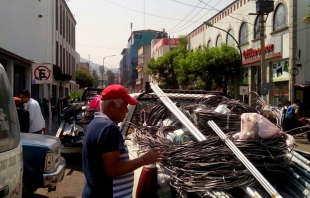 Arrojan infraestructura de la CFE frente a alcaldía de Ecatepec en rechazo a medidores