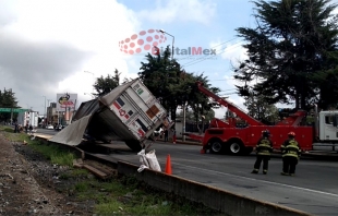 #Video: Volcadura de tráiler en la Toluca-Palmillas genera caos vial