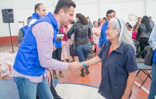 Entrega Anuar Azar apoyos alimentarios a familias de Cuautitlán Izcalli