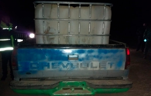 Abandonan camioneta cargada con gasolina en Axapusco