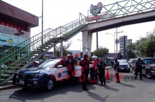 Espectacular rescate: Hombre quería aventarse de puente de #Metepec