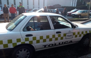 Matan a mujer mientras abordaba un taxi en Toluca
