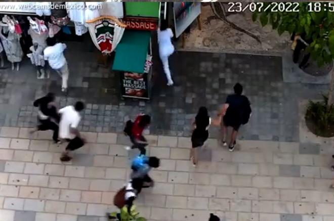 Cámaras de vigilancia de un hotel grabaron una balacera en la zona turística de Playa del Carmen.