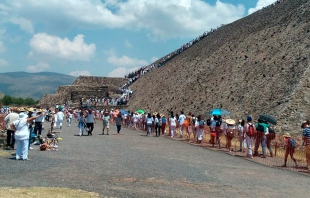 Llegan miles a cargarse de energía a Teotihuacan