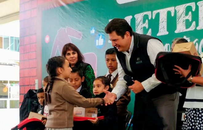 Entrega alcalde de Metepec apoyos educativos