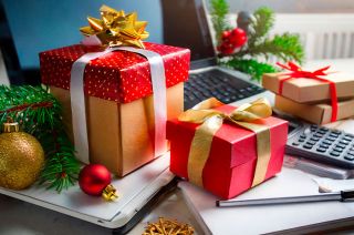 ¿Te has encontrado alguna vez indeciso frente al intercambio de regalos en la oficina durante esta temporada navideña?