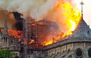 Extinguen incendio de Notre Dame