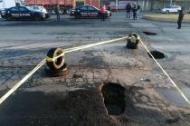 Fue reportado un gran hoyo formado en sentido hacia la avenida López Portillo, por lo que fue abanderado el tramo.