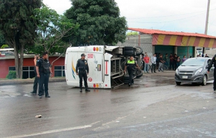 Ocho lesionados tras choque de trailer con camión en la Texcoco-Tepexpan