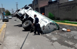 Pipa es “tragada” por socavón en Granjas Valle, en Ecatepec