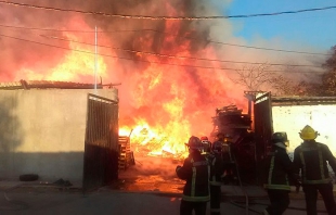 Se incendia bodega de madera y solventes en Santa Clara, Ecatepec