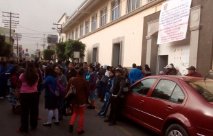 Docentes y alumnos trabajan en la calle; falta dictamen oficial del plantel en Texcoco