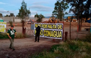 Transportistas bloquean accesos de la Conagua en el NAICM por falta de pagos