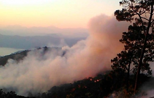 Daña fuego 100 hectáreas en Valle de Bravo; reanudan combate a las llamas