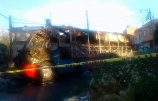 “Renteadores” matan a chofer y queman su unidad, en San Miguel Xalostoc