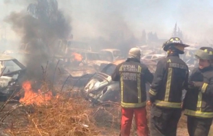 Incendio consume 50 autos en depósito municipal de Ecatepec