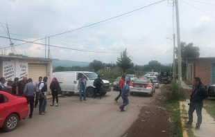 Policías capturan a huachicoleros y pobladores los retienen, en Otumba