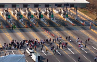 Bloquean Circuito Exterior Mexiquense en protesta por casas afectadas
