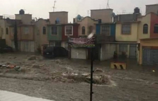 Afectaciones en 12 colonias de Cuautitlán Izcalli por lluvias; arrastra auto en La Aurora