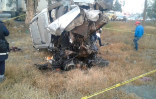 Dos muertos al volcar camioneta en San Salvador  Atenco
