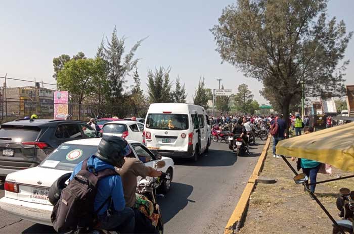bloqueo camioneros avenida central nezahualcoyotl caos vial