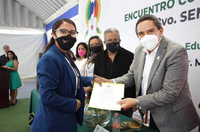 entrega constancias normalistas cusros SMSEM marco aurelio carbajal