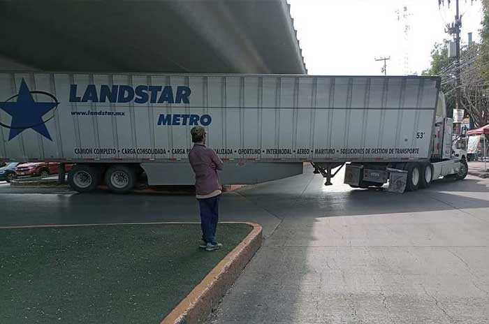 trailer atascado puente coacalco