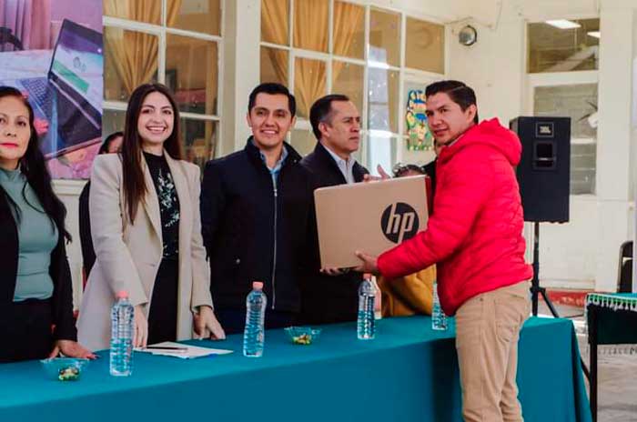 gem carlos gonzalez berra entrega laptops escuela primaria temascaltepec