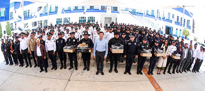 02 toluca entrega uniformes policias