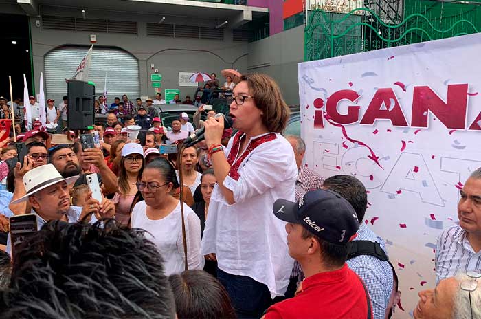 azucena cisneros recibe constancia mayoria