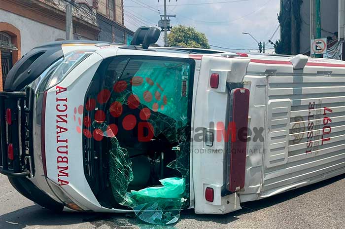 ambulancia volcada centro toluca