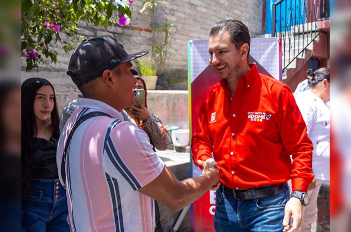elias rescala entrega uniformes naucalpan