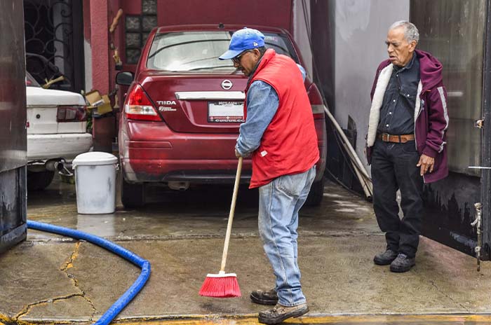 señor barriendo caem