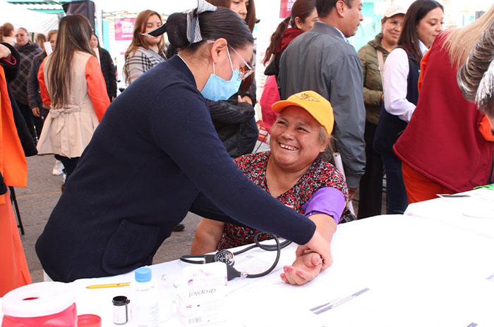 enfermera presion mujer