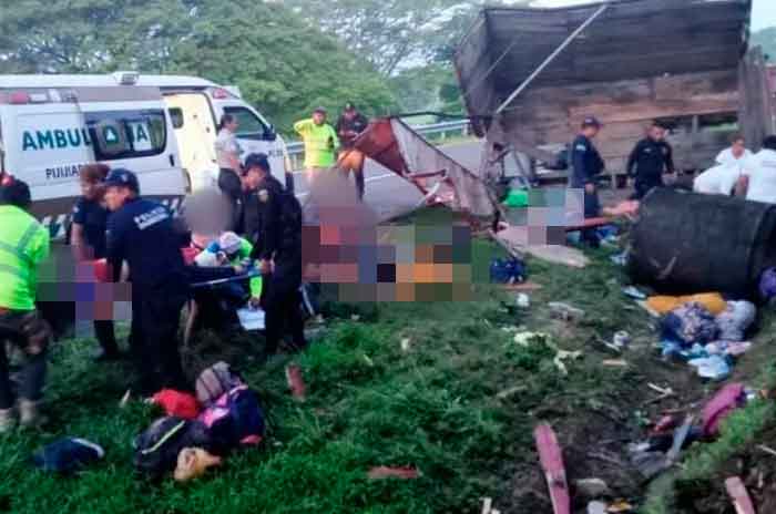 Al_menos_10_migrantes_muertos_y_15_lesionados_por_volcadura_de_camión_en_Chiapas_2.jpg