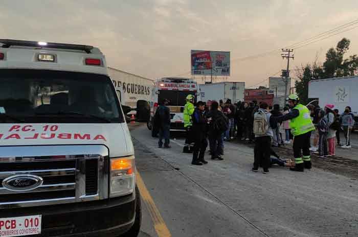 Aparatoso_choque_deja_un_autobús_volcado_y_varios_heridos_en_la_México-Querétaro_2.jpg