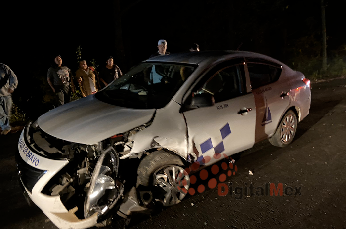  Fuerte choque entre camioneta y taxi deja tres lesionados, en Valle de Bravo