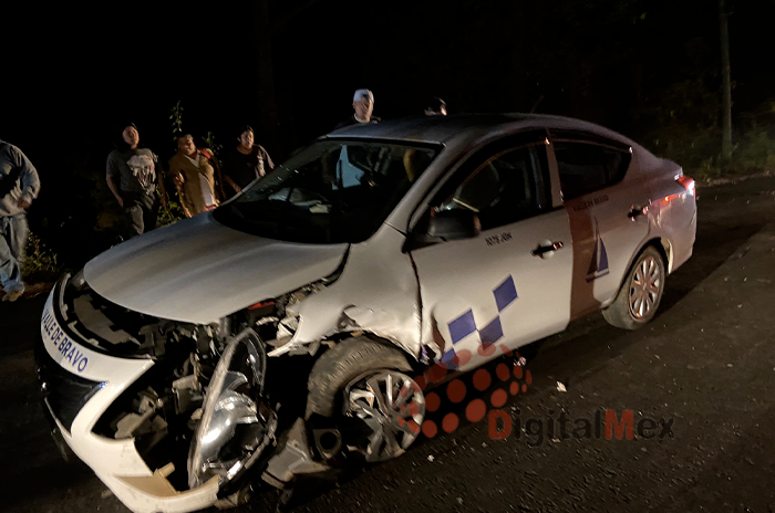 Aparatoso choque entre camioneta y taxi deja tres lesionados en Valle de Bravo 2