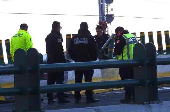 Atención-Caos-en-Paseo-Tollocan-por-volcadura-frente-a-clínica-del-IMSS.jpg